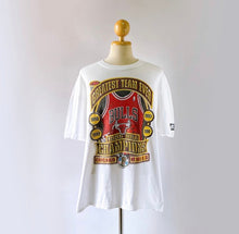 Load image into Gallery viewer, Chicago Bulls 96’ Greatest Team Ever Tee - XL
