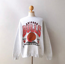 Load image into Gallery viewer, Chicago Bulls Crewneck - L
