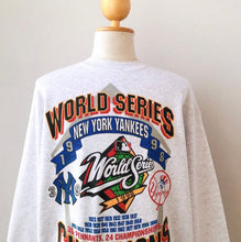 Load image into Gallery viewer, New York Yankees Crewneck - L
