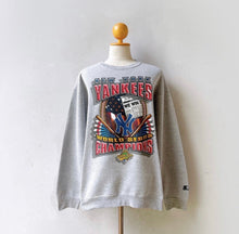 Load image into Gallery viewer, New York Yankees Crewneck - XL

