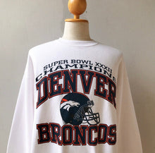 Load image into Gallery viewer, Denver Broncos Crewneck - L
